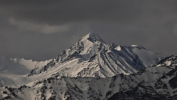 Κορυφή του ψηλά βουνά, σκεπάζεται από τα χιόνια. Ινδία. — Φωτογραφία Αρχείου