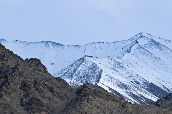 No topo das montanhas altas, cobertas de neve. Índia . — Fotografia de Stock