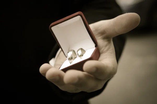 Snubní prsteny v rukou ženicha — Stock fotografie