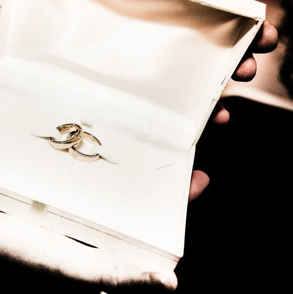 Anéis de casamento nas mãos do noivo — Fotografia de Stock
