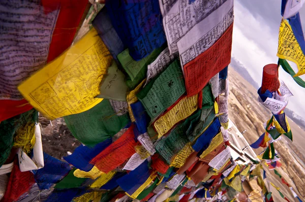Тибетские молитвенные флаги, Индия, Лех — стоковое фото