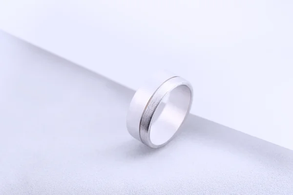 흰색 바탕에 다이아몬드 결혼 반지 — 스톡 사진