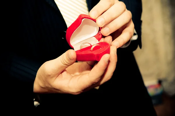 Anéis de casamento nas mãos do noivo — Fotografia de Stock