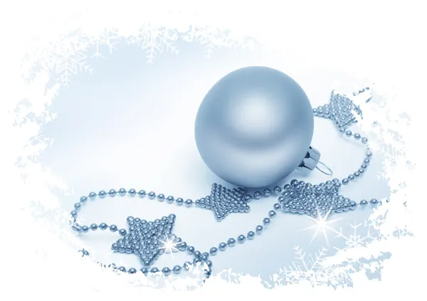 Estrelas de prata e bugiganga de Natal — Fotografia de Stock