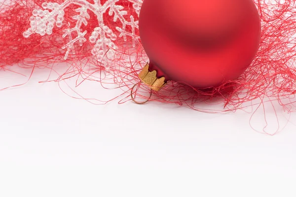 Boule de Noël rouge et flocons de neige — Photo