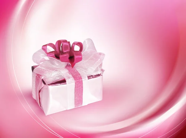 Einzelne Geschenkbox mit rosa Schleife — Stockfoto