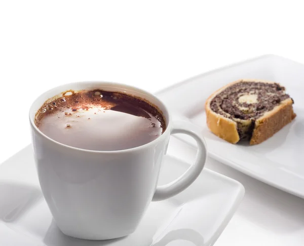 Kopje zwarte koffie en cake — Stockfoto