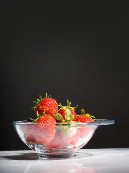 Chutné jahody v misce — Stock fotografie