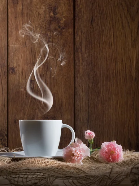 杯咖啡与鲜花 — 图库照片
