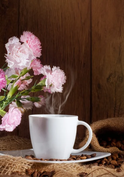 杯和咖啡豆和鲜花 — 图库照片