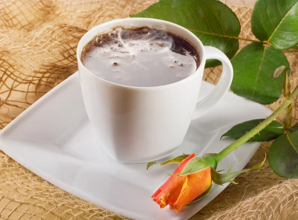 Turuncu gül desenli kahve — Stok fotoğraf