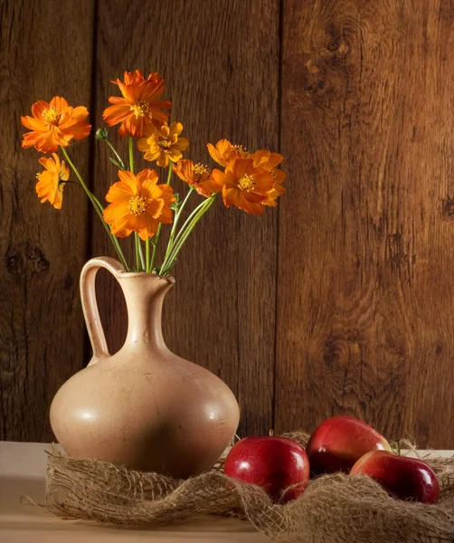 Orangefarbene Blumen und Äpfel — Stockfoto