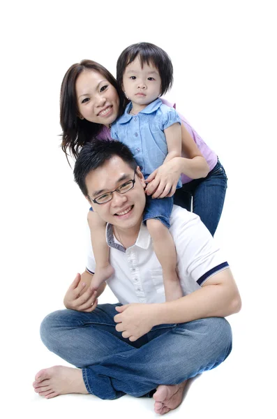 Gelukkig aziatische familie op witte achtergrond — Stockfoto