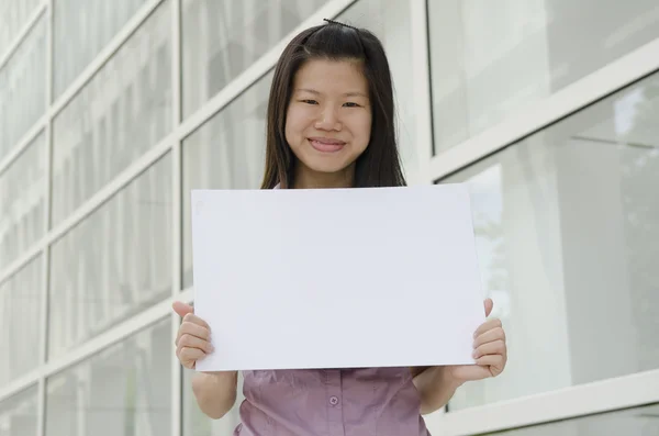 Mulher de negócios bonita com papel em branco para publicidade — Fotografia de Stock