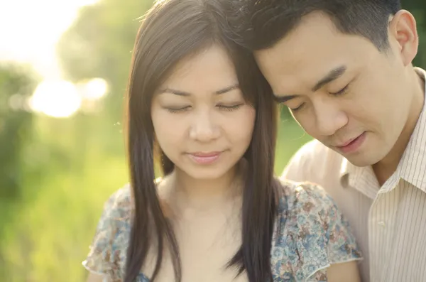 Romântico asiático casal — Fotografia de Stock