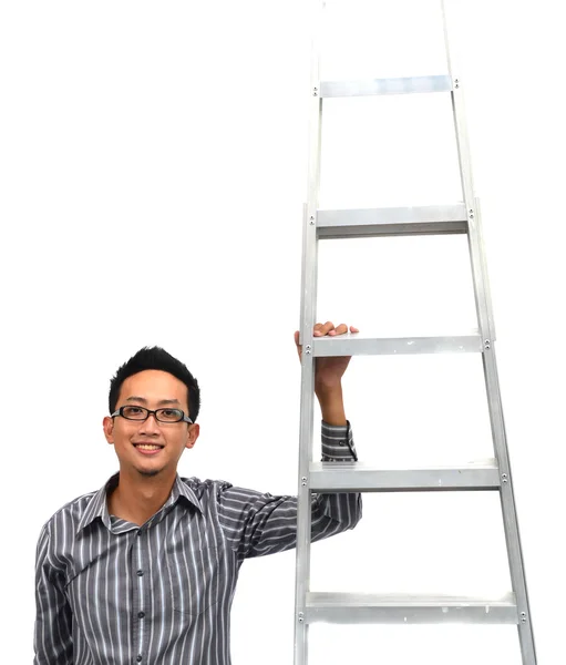 Азиатский мужчина поднимается по корпоративной лестнице — стоковое фото