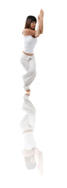 தனிமைப்படுத்தப்பட்ட வெள்ளை பின்னணி கொண்ட ஆசிய பெண் யோகா — ஸ்டாக் புகைப்படம்