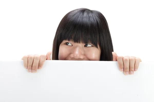 Concepto foto de mujer asiática sosteniendo una tarjeta blanca, cubriéndola —  Fotos de Stock