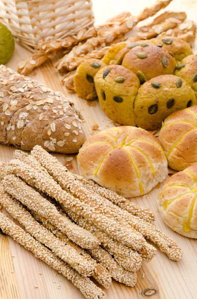 Çeşitli çeşitli ekmekler pişmiş — Stok fotoğraf