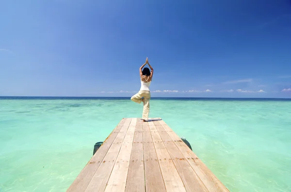Ασιατικές yogo στην όμορφη παραλία — Φωτογραφία Αρχείου