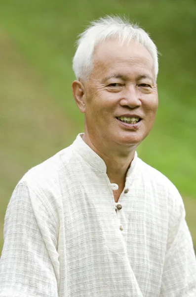 Asiatiska senior utomhus — Stockfoto