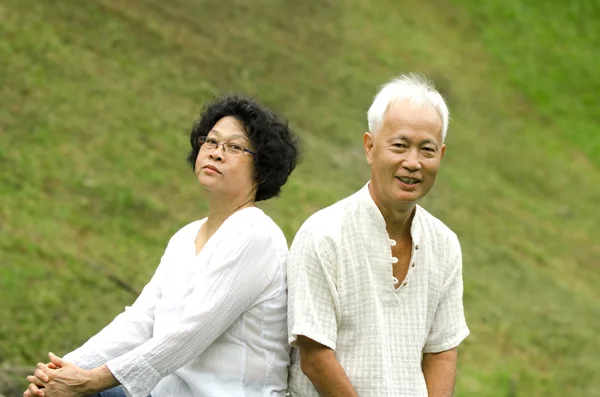 Asiático casal ao ar livre — Fotografia de Stock