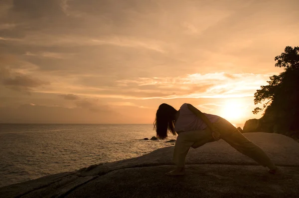 Yoga flicka utför yoga poserar på en strand野菜を準備するゴージャスなブロンドの女性 — Stockfoto