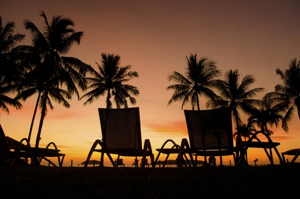 Row deckchairs on beach at sunset, Tanjung Aru, Malaysia — Stock Photo, Image