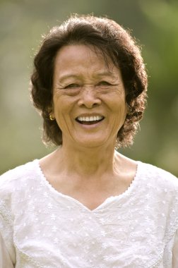 gülümseyen kıdemli Asyalı kadın