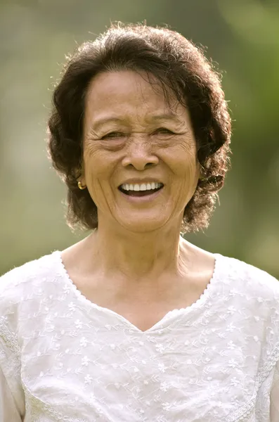 Ανώτερος ασιατική γυναίκα, χαμογελαστά — Φωτογραφία Αρχείου