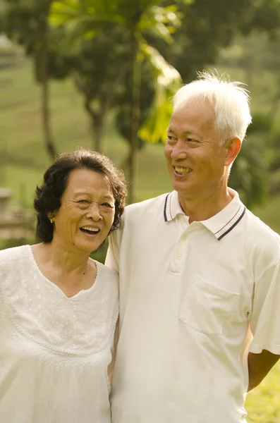 Asiatiska senior par på utomhus park — Stockfoto