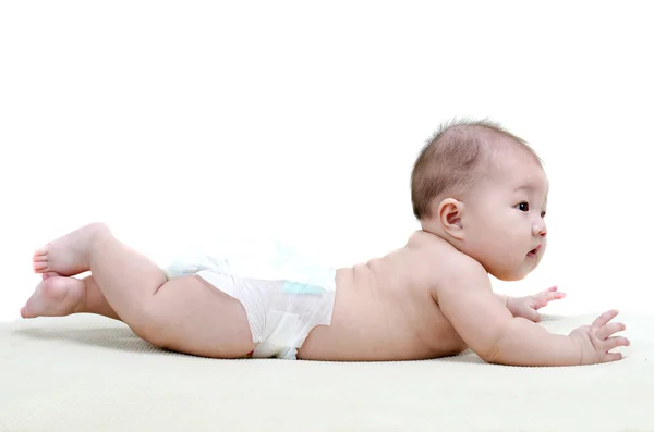 Cinque mesi bambina felice strisciare sul letto — Foto Stock