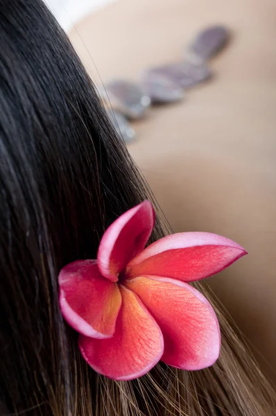 Asiatisk tjej med en massage på hennes huvud — Stockfoto