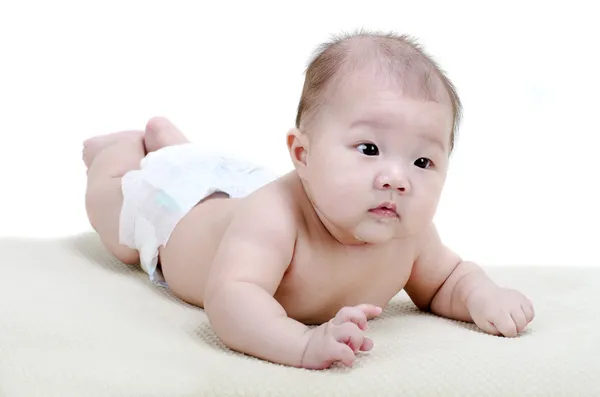 Cinco meses de idade bebê menina feliz rastejando na cama — Fotografia de Stock