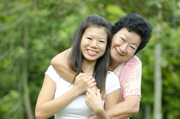 Retrato de madre asiática y hija — Foto de Stock