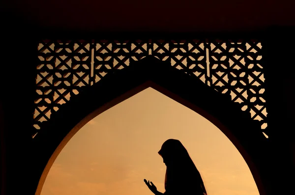 Silhoutte muslimischer Frauen beim Beten — Stockfoto