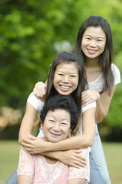 Feliz asiática señora mayor y sus hijas — Foto de Stock