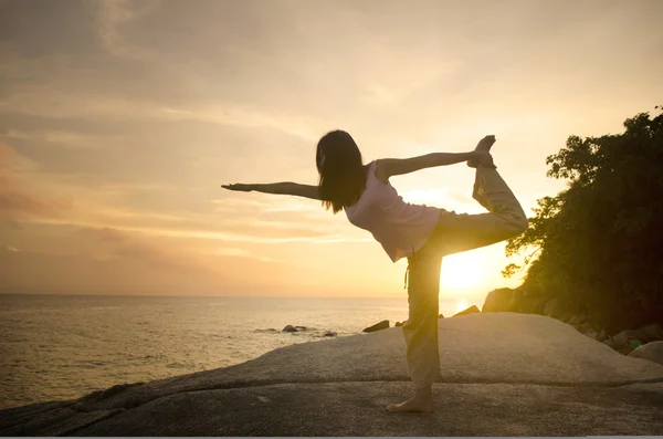 Yoga flicka utför yoga poserar på en strand野菜を準備するゴージャスなブロンドの女性 — Stockfoto