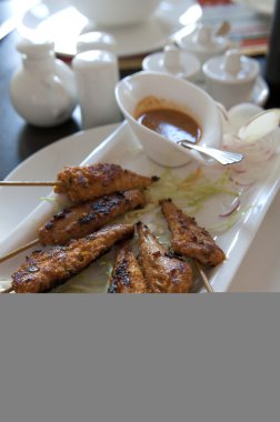 lezzetli tavuk satay şiş üzerinde