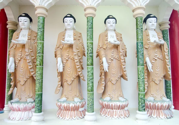 En rad av buddhas på kek lok si temple — Stockfoto