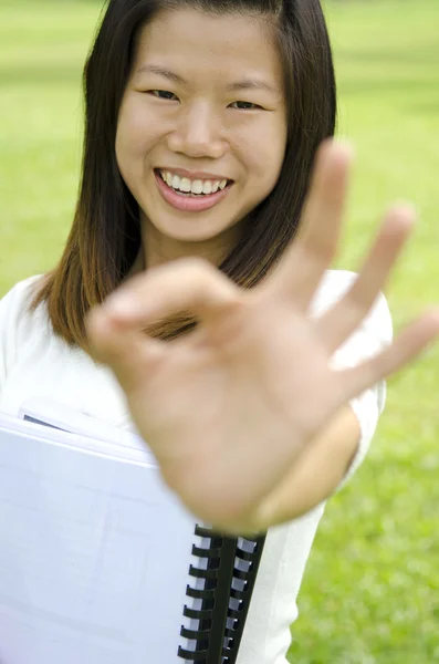 Menina asiática ao ar livre — Fotografia de Stock