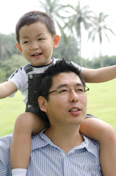 Азіатський сім'ї, граючи на відкритому повітрі — стокове фото