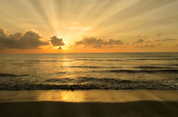 Пляж с лучами на закате — стоковое фото