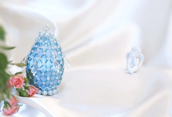 Huevo azul de Pascua y ángel blanco — Foto de Stock