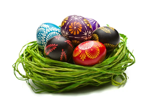 Pasen eieren in nest op groen — Stockfoto