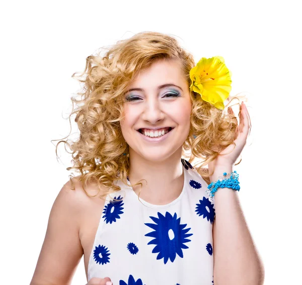 Vacker ung kvinna med blomma i håret — Stockfoto