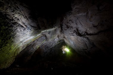 Karanlıkta Mağarası