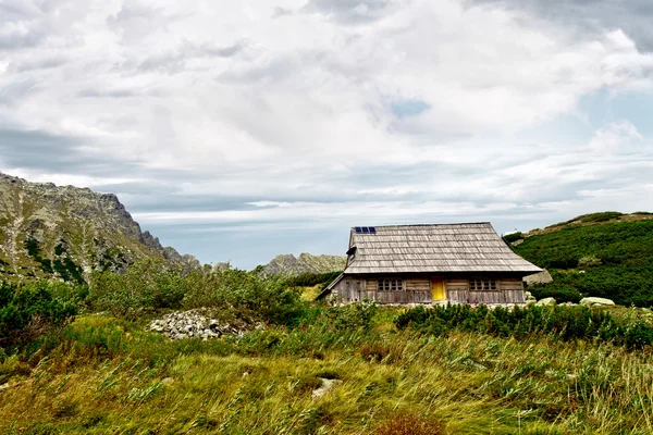 Maison en bois en montagne — Photo