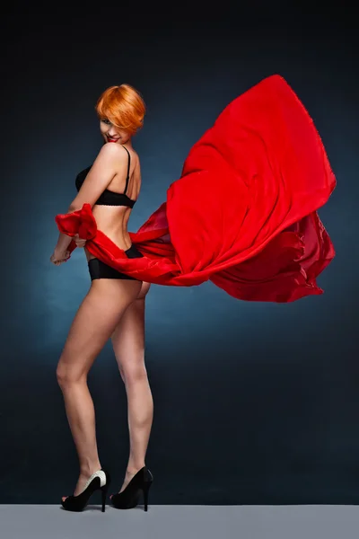 Kırmızı eşarp rüzgarda holding kadar eller genç kadın — Stok fotoğraf