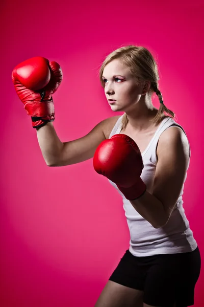 Jovem mulher de boxe — Fotografia de Stock